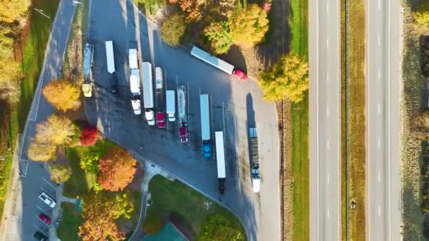 在繁忙的美国高速公路附近 用快速行驶的汽车和卡车从空中俯瞰着一个巨大的休息区 州际旅行概念期间的娱乐场所 — 图库视频影像