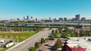 Jacksonville şehrinin hava manzarası. Yüksek ofis binaları ve hızlı hareket eden araba ve kamyonlarla Amerikan otoyolu kavşağı. ABD ulaştırma altyapı kavramı.