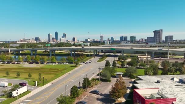 Luftaufnahme Der Stadt Jacksonville Mit Hohen Bürogebäuden Und Amerikanischen Autobahnkreuzungen — Stockvideo