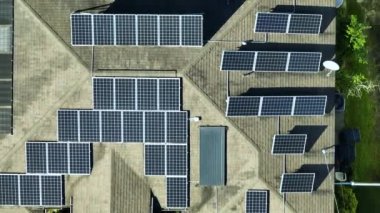 Temiz ekolojik elektrik enerjisi üretmek için mavi güneş fotovoltaik panelleri olan normal Amerikan ev çatısı. Sıfır emisyon kavramı ile yenilenebilir elektrik.