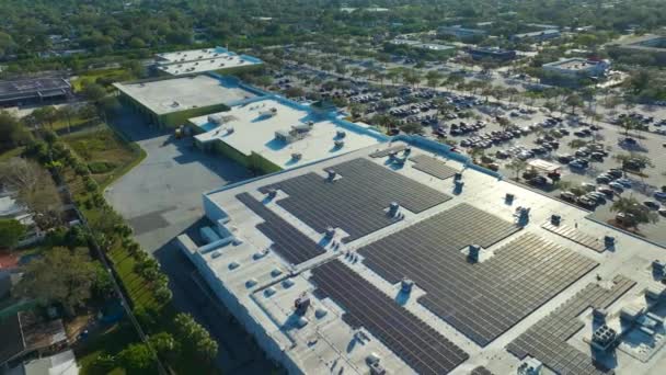 Letecký Pohled Solární Elektrárnu Modrými Fotovoltaickými Panely Namontovanými Střeše Obchodního — Stock video