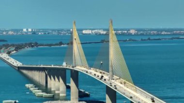 Florida 'daki Tampa Körfezi üzerindeki Sunshine Skyway Köprüsü' nün hava görüntüsü. Ulaşım altyapısı kavramı.