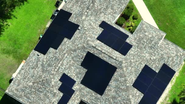 Вид Воздуха Типичную Американскую Крышу Здания Голубыми Солнечными Фотоэлектрическими Панелями — стоковое видео