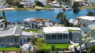 Florida yerleşim bölgesindeki Ian kasırgasından sonra ağır hasar görmüş mobil evler. Doğal afetin sonuçları..