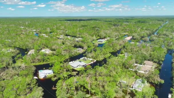 フロリダ州の住宅地でハリケーンイアンの降雨による浸水住宅 自然災害の結果 — ストック動画