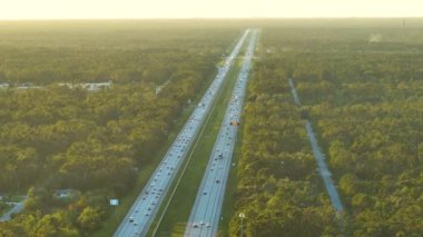 Florida 'daki yoğun Amerikan I-75 otoyolunun gün batımında hızlı giden trafiği. Eyaletler arası ulaşım kavramı.