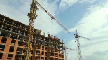 Yüksek konutlu apartman şantiyesindeki vinçler. Gayrimenkul geliştirme.