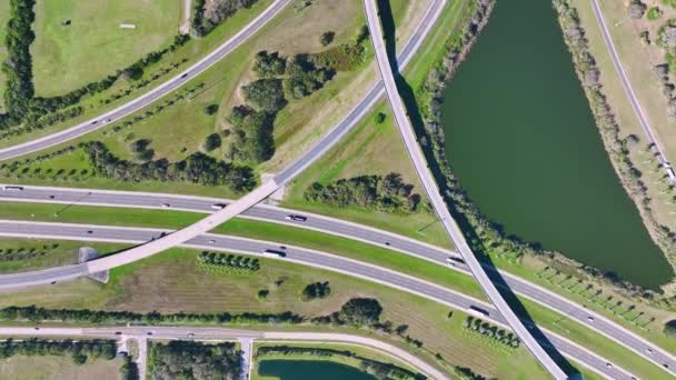 从上面看繁忙的美国公路桥与快速移动的交通在绿色佛罗里达地区 州际运输概念 — 图库视频影像