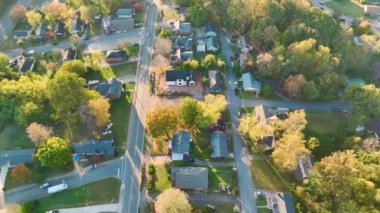 Güney Carolina 'da yoğun inşa edilmiş konut evlerinin yukarıdan görünüşü. Amerikan banliyölerinde emlak gelişimine örnek olarak Amerikan evleri.