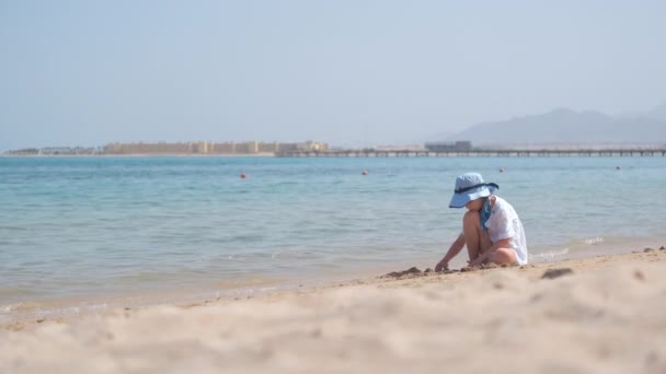 Lonely Child Girl Playing White Sand Sea Beach Background Blue — Video