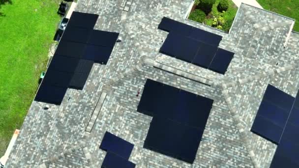 Zwykły Dom Mieszkalny Usa Dachem Pokrytym Słonecznymi Panelami Fotowoltaicznymi Produkcji — Wideo stockowe