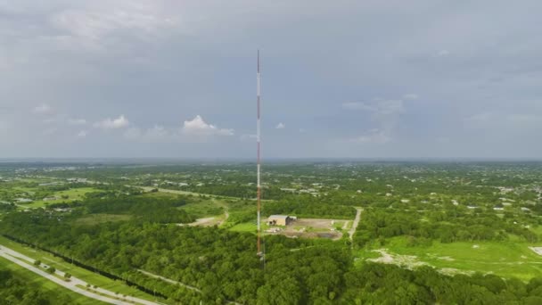 Tall Telecommunication Radio Cell Tower Wireless Communication Antennas Network Signal — Vídeo de stock