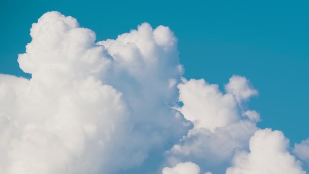 Timelapse White Puffy Cumulus Clouds Forming Summer Blue Sky Clima — Vídeos de Stock