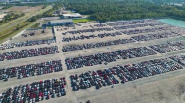 Arızalı arabaları açık artırma satış şirketinin otoparkında kullanılmış. Yeniden inşa veya kurtarma başlığı için ikinci el araç satışı.