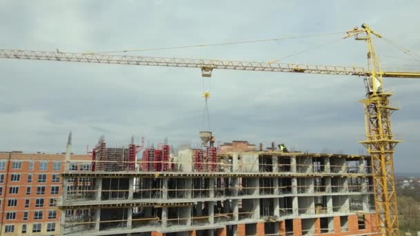タワー建設中のモノリシックフレームとクレーンや高住宅のアパートの建物を持ち上げる 不動産開発 — ストック動画