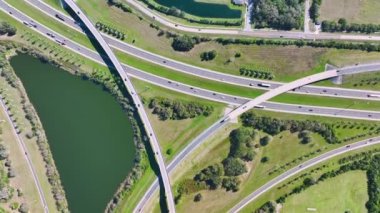 Yoğun Amerikan karayolu köprüsünün yeşil Florida bölgesinde hızlı hareket eden trafiğinin görüntüsü. Eyaletler arası ulaşım kavramı.