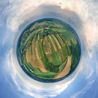 Dünya gezegeninin yüksek irtifasından yeşil ve sarı ekili tarım tarlaları ile aydınlık yaz gününde ekinlerin büyümesi..