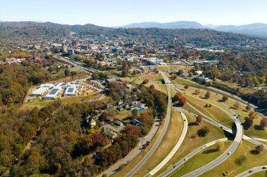 Asheville, Kuzey Carolina 'da sonbahar mevsiminde hızlı hareket eden araba ve kamyonlarla Amerikan otobanının kavşağını görüyoruz. ABD ulaştırma altyapı kavramı.