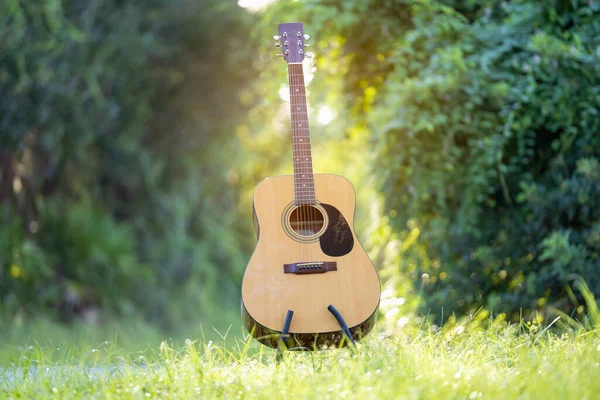 Acoustic Guitar Outdoors Greenery Background Concept Calm Music — Foto de Stock