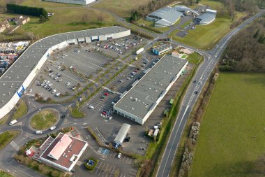 Endüstriyel şehir bölgesindeki malzeme depolarının ve lojistik merkezlerinin yukarıdan görünüşü.