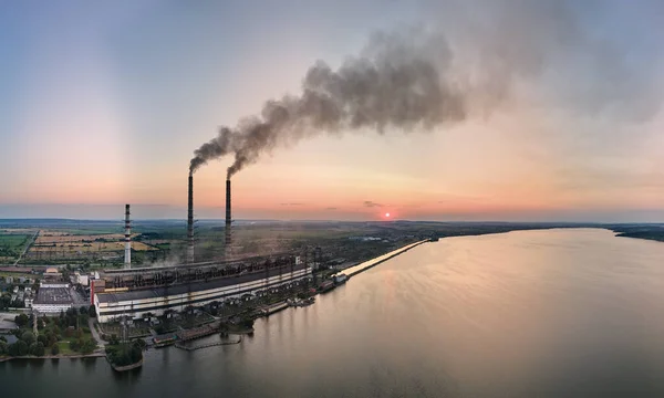Kömür Santralinin Havadan Görünüşü Yüksek Borular Siyah Baca Yığını Atmosferi — Stok fotoğraf