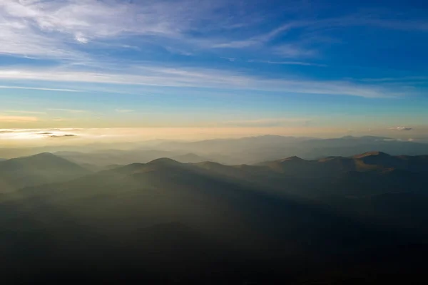 Vista Aérea Las Oscuras Colinas Montaña Con Brillantes Rayos Sol — Foto de Stock