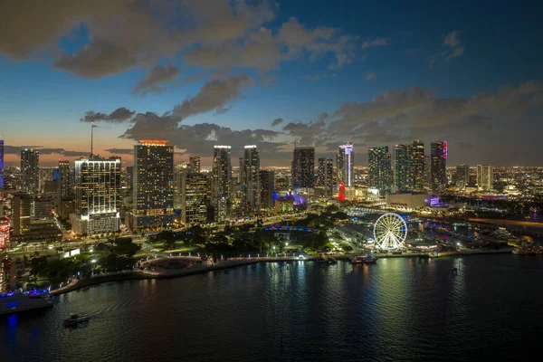 Florida, ABD 'de Miami Brickell şehir merkezinin hava görüntüsü. Modern Amerika 'nın orta kesimindeki parlak gökdelen binaları.