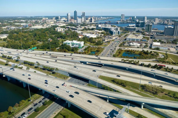 Luftaufnahme Der Stadt Jacksonville Mit Hohen Bürogebäuden Und Amerikanischen Autobahnkreuzungen — Stockfoto