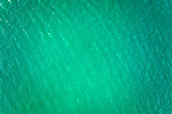 略带波纹的绿色海水海景面的空中景观 — 图库照片