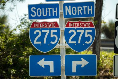 Florida 'daki Tampa Körfezi bölgesine giden I-275 otoyoluna giden yolu gösteren mavi bir işaret..