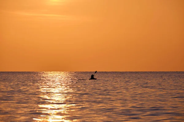 Dark Silhouette Lonely Fisherman Rowing His Boat Sea Water Sunset — Stockfoto