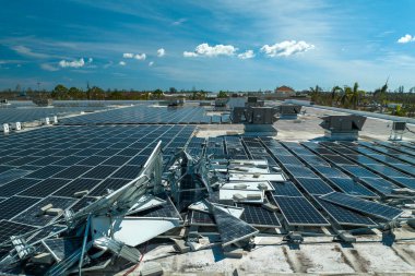 Ian kasırgası tarafından yıkılan fotovoltaik güneş panelleri yeşil ekolojik elektrik üretmek için endüstriyel binaların çatısına monte edildi. Florida 'daki doğal afet sonuçları.