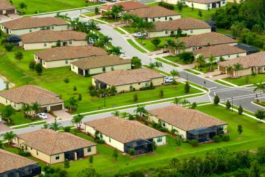 Güney Florida 'da kapalı yaşam kulüplerindeki yoğun konutların manzarası. Amerikan banliyölerinde emlak gelişimine örnek olarak Amerikan rüya evleri.