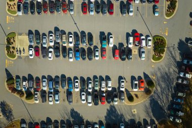 Otoparktaki park yeri ve park yerleri için çizgiler ve işaretler olan birçok aracın görüntüsü. Bir alışveriş merkezinin önünde araçlar için yer.