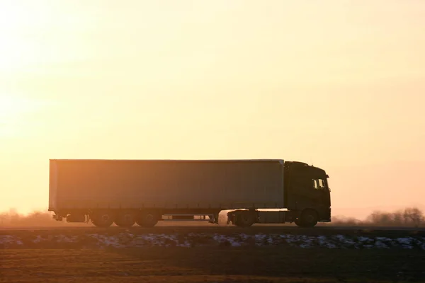 Semi Caminhão Com Reboque Carga Dirigindo Mercadorias Transporte Rodoviário Noite — Fotografia de Stock