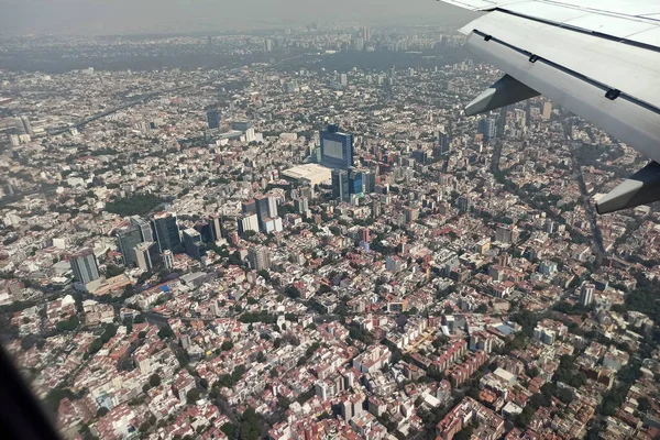 Blick Auf Mexiko Stadt Durch Das Flugzeugfenster Eines Verkehrsflugzeugs Das — Stockfoto