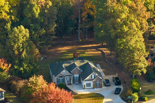 Güney Carolina yerleşim bölgesindeki klasik Amerikan evinin havadan görünüşü. ABD 'nin banliyölerinde emlak gelişimine örnek olarak yeni aile evi.