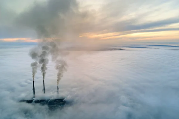 Повітряний Вид Високі Труби Вугільної Електростанції Чорним Димом Рухається Вгору — стокове фото