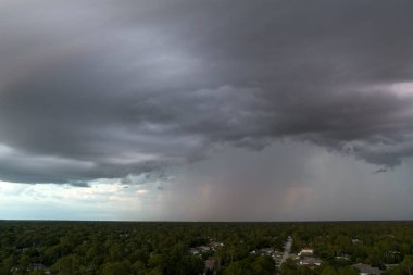 Kasaba üzerinde sağanak fırtınadan önce fırtınalı gökyüzünde oluşan kara uğursuz bulutların manzarası..