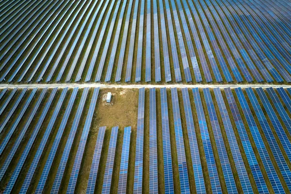 Letecký Pohled Velkou Udržitelnou Elektrárnu Řadami Solárních Fotovoltaických Panelů Pro — Stock fotografie