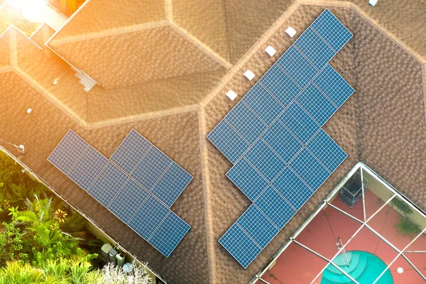 Αεροφωτογραφία Της Κανονικής Αμερικανικής Στέγης Σπιτιού Μπλε Ηλιακούς Φωτοβολταϊκούς Συλλέκτες — Φωτογραφία Αρχείου