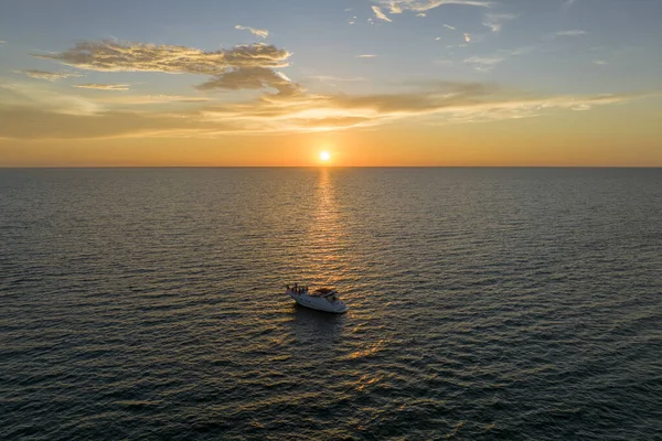 Luchtfoto Van Een Wit Jacht Bij Zonsondergang Drijvend Golven Met — Stockfoto