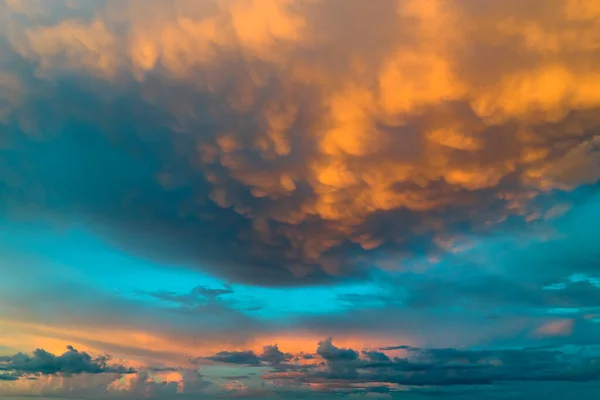 Renkli Akşam Manzarası Yumuşak Pastel Renkli Bulutlu Suluboya Günbatımı Gökyüzü — Stok fotoğraf