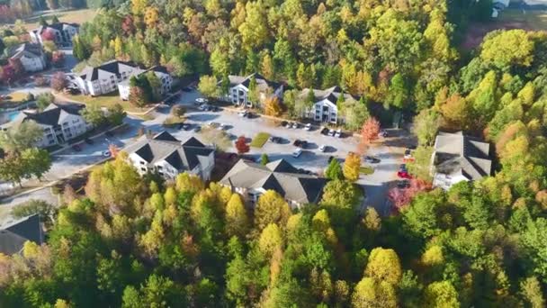 サウスカロライナ州の住宅地のアメリカのアパートの建物の空中ビュー 米国郊外の不動産開発の例としての新しい家族のコンドミニアム — ストック動画