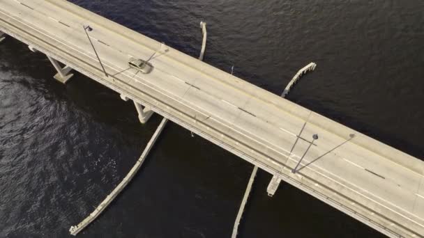 从空中俯瞰佛罗里达州的Barron Collier桥和Gilchrist桥 交通繁忙 夏洛特州连接蓬塔戈尔达和夏洛特港的交通基础设施 — 图库视频影像