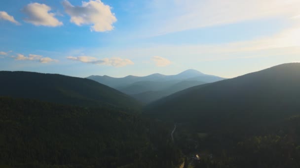 Αεροφωτογραφία Της Ομιχλώδους Βραδιάς Πάνω Από Μικρά Ορεινά Χωριά Σπίτια — Αρχείο Βίντεο