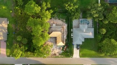 Florida 'nın sakin kırsal kesiminde yapım aşamasında olan banliyö özel evi manzaralı ahşap çatı iskeleti..