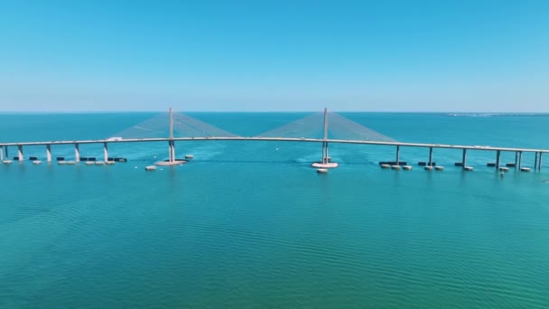 フロリダ州のタンパ湾にかかるサンシャインスカイウェイブリッジの空中ビュー 交通インフラの概念 — ストック動画
