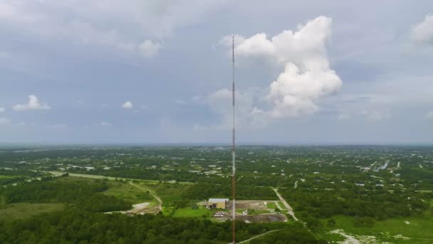 無線通信を備えた通信携帯電話タワーの空中ビューネットワーク信号伝送のための5Gアンテナ — ストック動画