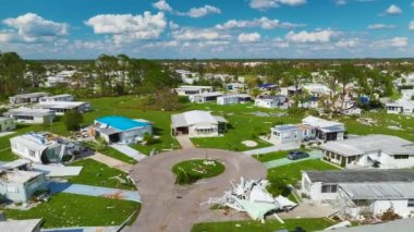 Florida yerleşim bölgesindeki Ian kasırgasından sonra ağır hasar görmüş mobil evler. Doğal afetin sonuçları..